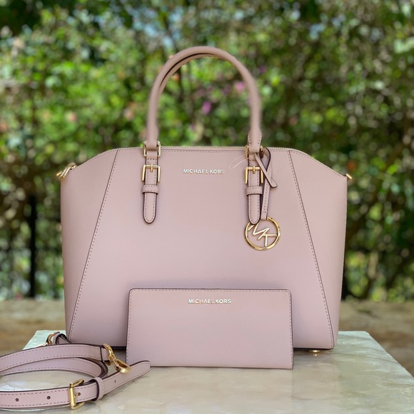 Michael Kors Handbags - NWT❗️ Michael Kors Bag&Wallet Set